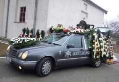 Au tras pe dreapta mașina funerară pentru exces de viteză. S-au îngrozit când au văzut ce era în ea