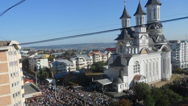 O catedrală gigantică, sfințită la Suceava. 10.000 de oameni prezenți, inclusiv Gigi Becali