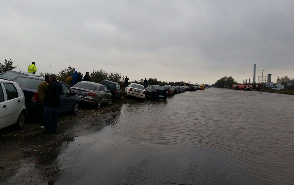 Drum european distrus de ape. Două poduri au fost rupte şi zeci de metri de asfalt, spulberaţi