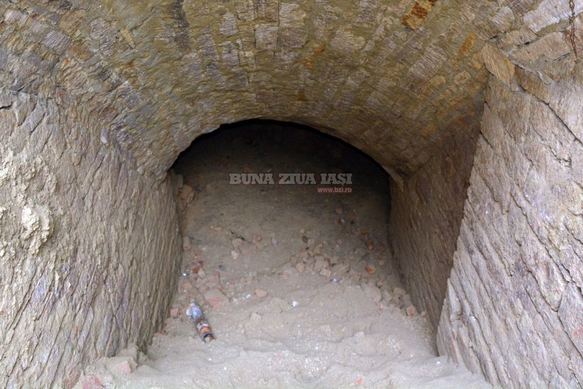 A fost descoperită sub o stradă din centrul Iaşului. Anchetatorii au rămas blocaţi 