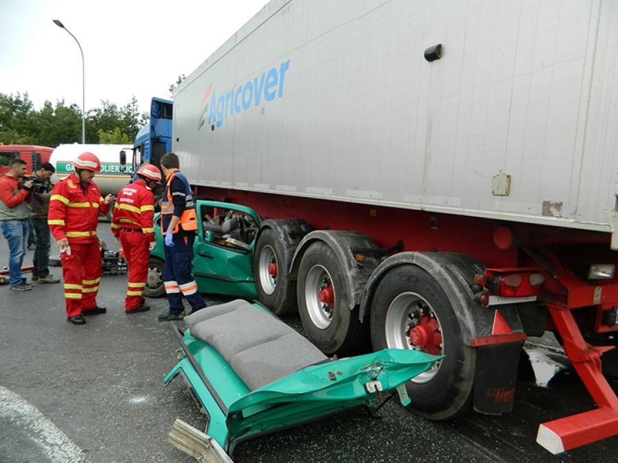Tragedie pe E85. Un autoturism a fost făcut zob de un TIR. Șoferul n-a avut nici o șansă