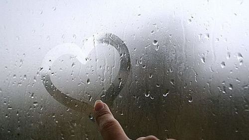 Soluție simplă. Ce să faci ca să nu se aburească oglinda de la baie când faci duș