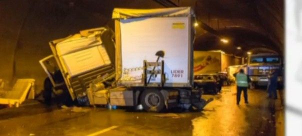 FOTO: Accident extrem de grav în Bulgaria. Peste 50 de maşini implicate