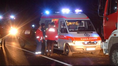 Accident pe DN2: Trei adolescenţi de 17 ani, răniţi grav, după ce au intrat cu maşina într-un TIR