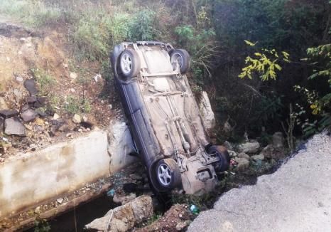 Nou accident din pricina lucrărilor nesemnalizate: o maşină a căzut într-o groapă gigant, în Bihor