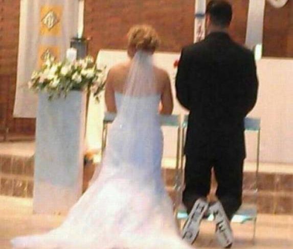 Cei doi miri s-au așezat în genunchi în fața preotului. Toți nuntașii au putut vedea ceva incredibil