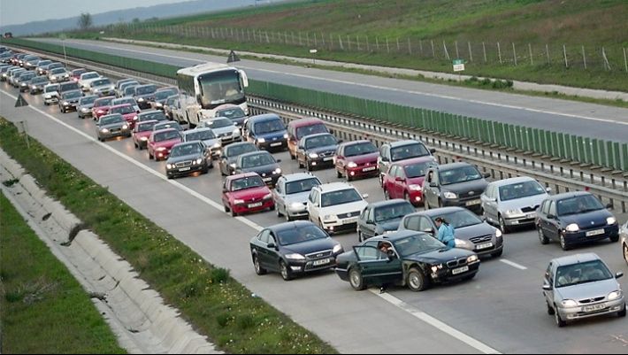 Bătaie între şoferi pe Autostrada Soarelui. Camerele au surprins totul. Pericol de accident