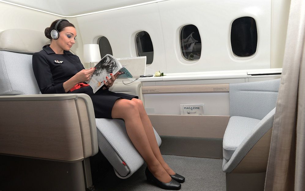 Cele mai seducătoare uniforme de stewardese. Nu sunt deloc low-cost