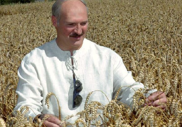 Alexandr Lukașenko, președintele contestat al Belarusului, a oferit medalii forțelor de ordine care au reprimat violent protestele 