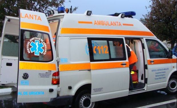 Echipajul unei ambulanţe din Botoşani, atacat cu pietre de pacientul pe care îl salva