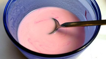 A amestecat vin roșu cu iaurt și s-a uns pe față cu soluția. Rezultatul i-a uimit și pe dermatologi