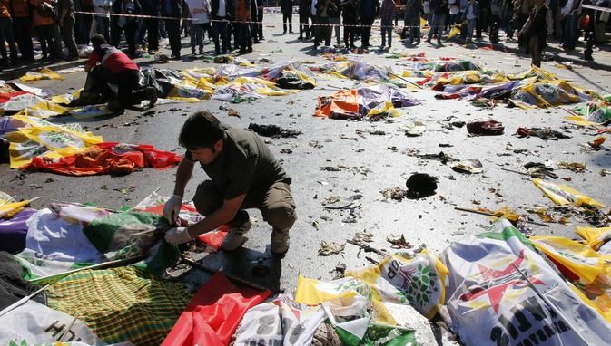 Dublul atentat de la Ankara, comis de doi bărbaţi-kamikaze. Bilanţul a ajuns la 97 de morţi