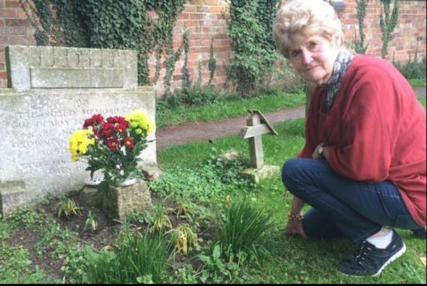 Un străin a îngrijit mormântul fratelui ei 20 de ani. Într-o zi a găsit un bilet. Când l-a ridicat..