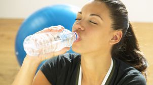 Uită tot ce ştii despre apă! Câtă, ce fel şi cum trebuie consumată ca să arzi grăsimea