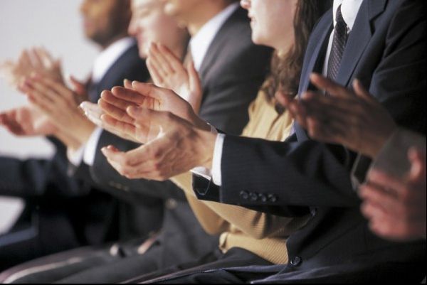 Oamenii aplaudă ca să nu moară. De necrezut! Unde se întâmplă asta