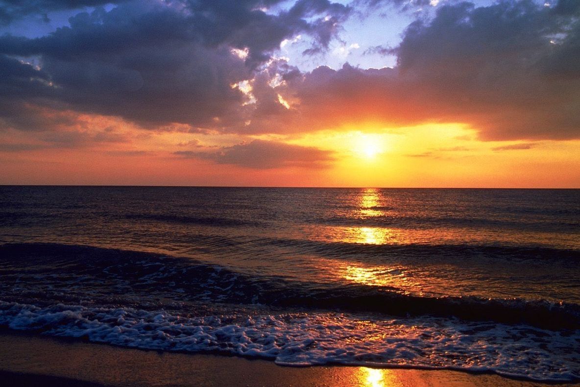 Apariţie ciudată deasupra soarelui. Forma obiectului bizar i-a speriat pe oameni