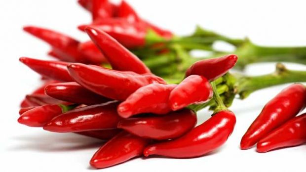 Mănâncă două kilograme de ardei iuți în fiecare zi. Cum arată bărbatul care a uimit lumea