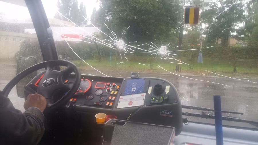 Şofer de autobuz, agresat de doi tineri. "Au venit la uşa din faţă. Parcă erau posedaţi"