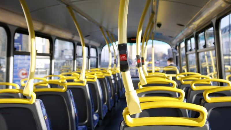 A adormit în autobuz, ascultând muzică. Când s-a trezit, a avut parte de un şoc. Ce se întâmplase