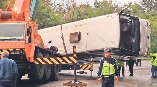 Autocar răsturnat la Băile Herculane: şase răniţi, printre care şi un copil