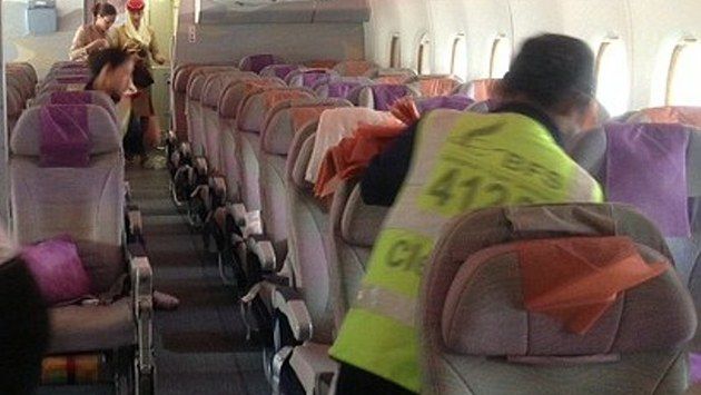 Teroare în aer. Un bărbat dintr-un avion a început să muşte pasagerii şi să alerge. Finalul e şocant