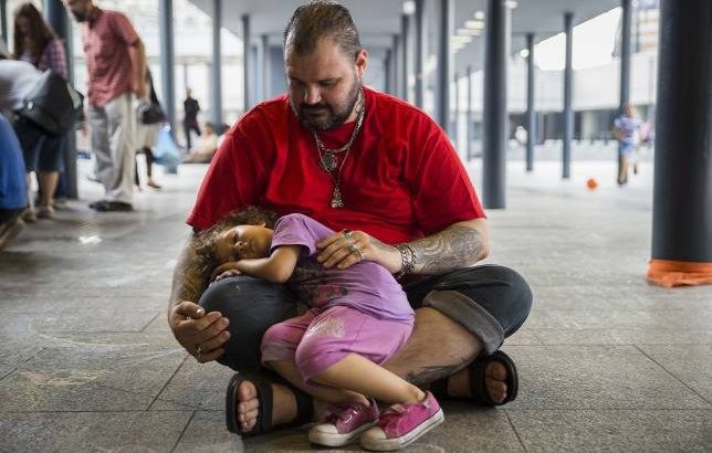 Acest bărbat tatuat a fost întrebat de ce o ajută. Răspunsul, o lecţie de viaţă pentru toţi