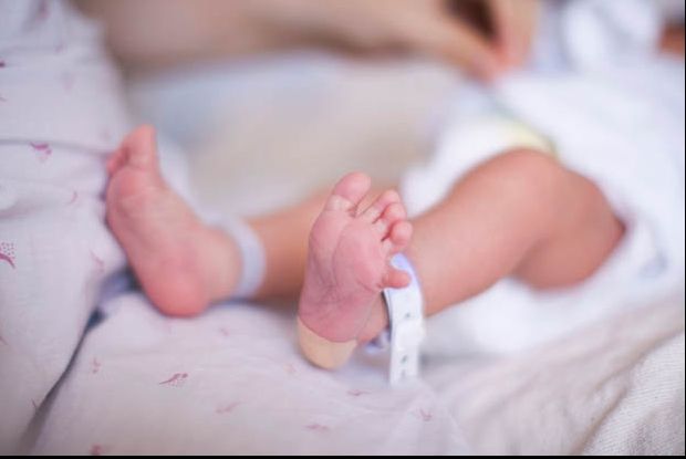 A spus rudelor că i-a murit bebelușul. De fapt, românca de 19 aranja o treabă care a alertat poliția