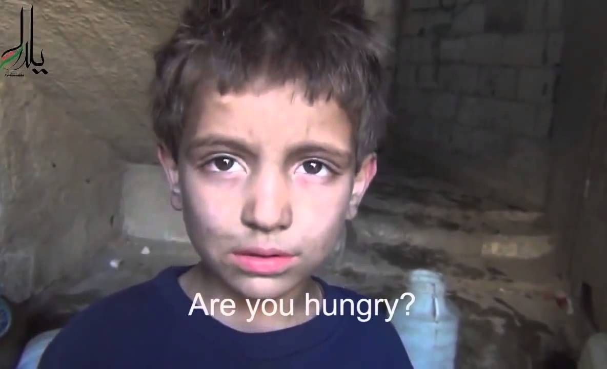 Acest copil nu are ce să mânânce în afară de iarbă. Imagini dureroase: "De când nu ai mâncat pâine?"