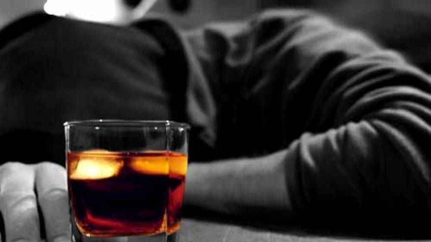 Bărbatul din Vaslui a consumat alcool şi s-a urcat pe un stâlp de electricitate. Ce regret avea 