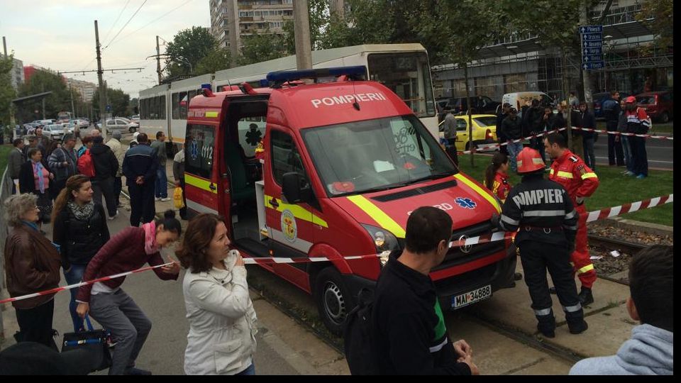 FOTO Accident grav în Capitală! Un om al străzii a fost ucis de un tramvai