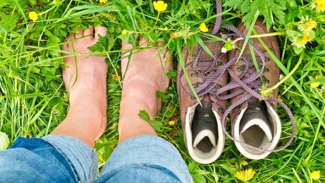 Ce se întâmplă în corpul tău atunci când mergi cu picioarele goale