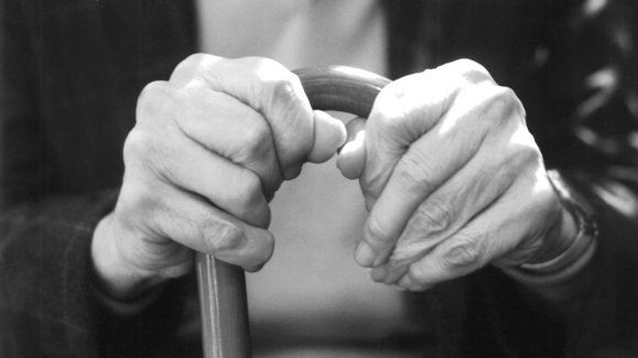 Povestea impresionantă a bătrânului care nu a mai ieşit din casă de 7 ani. Motivul este incredibil