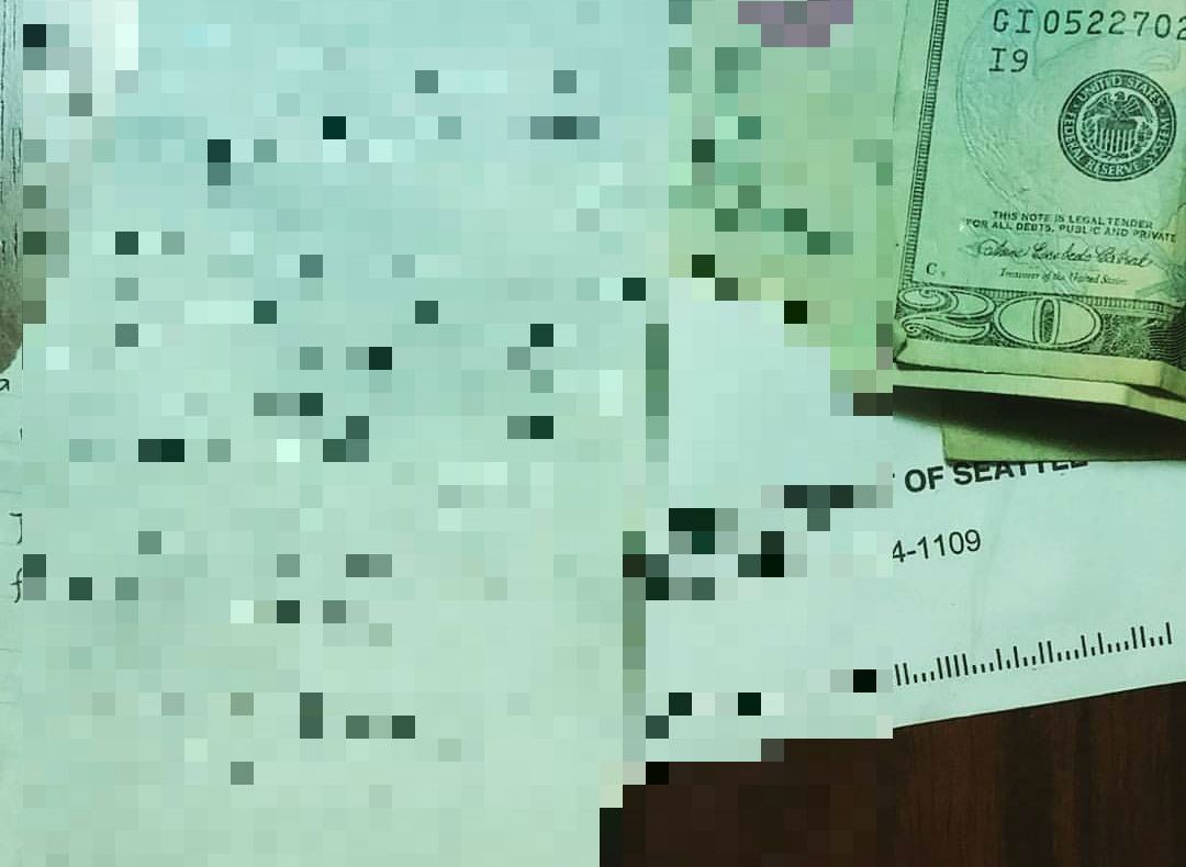 S-a întors la mașină și a găsit sub ștergător două bancnote și un mesaj incredibil. Ce spunea