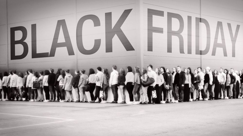 Black Friday 2015. Reduceri de preț de 95%, produse la 1 leu și lichidări totale de stoc