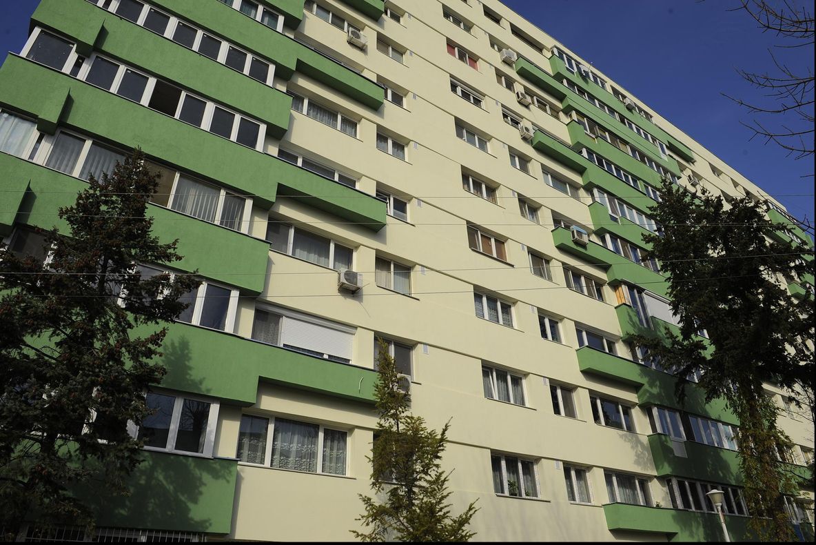 Incident macabru la Cluj: un bebeluş de 2 luni a fost aruncat pe geam de mama sa