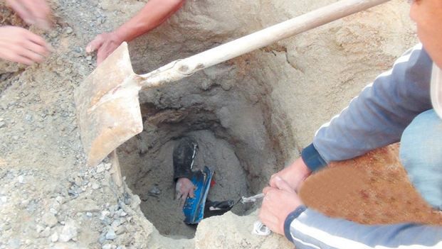 Îngrozitor! Doi părinţi şi-au îngropat fetiţa de 2 ani de vie. Apoi s-a întâmplat un miracol 