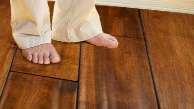 A călcat pe ceva ciudat în camera copiilor. Când a văzut ce era, a luat-o la fugă