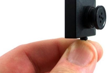 O elevă de 16 ani a pus o cameră video în biroul unui director de liceu. Şoc! Ce se petrecea acolo