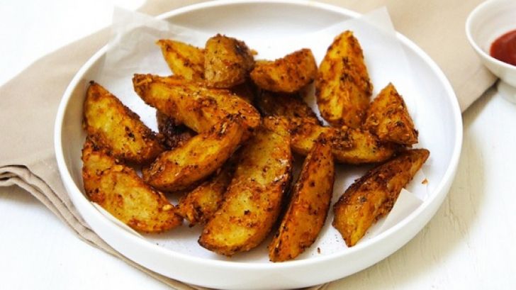 Cum să faci cei mai buni cartofi la cuptor. Ingredientul ţinut secret de marii bucătari 