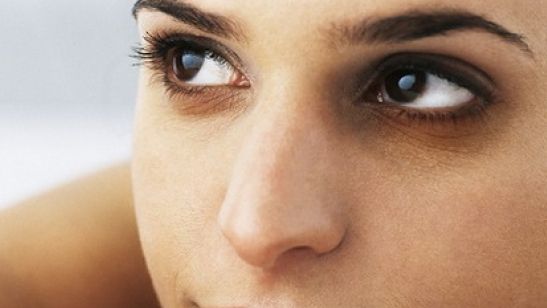 Cea mai eficientă metodă prin care poţi scăpa de cearcăne. Este nevoie de doar două ingrediente