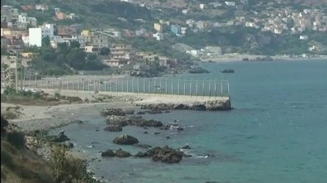Sute de migranți au luat cu asalt Ceuta, enclava spaniolă din Maroc: 13 răniți
