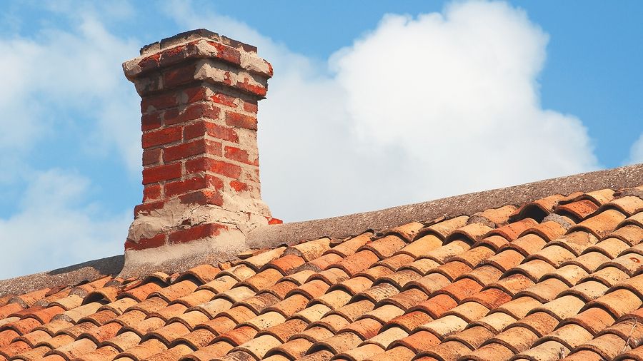 Au vrut să demoleze o casă abandonată. E îngrozitor ce au descoperit în coşul de fum