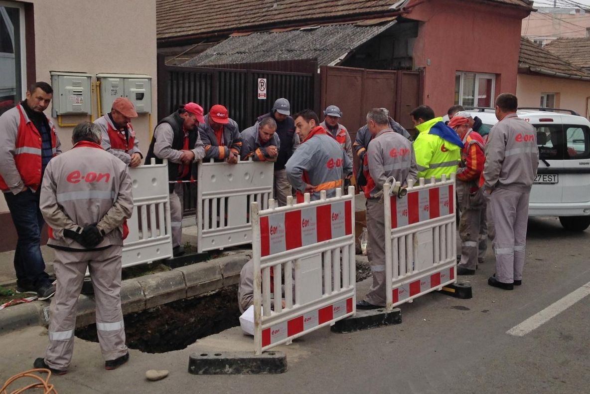 O persoană munceşte, alte 16 stau. Care este explicaţia E.ON pentru această poză virală