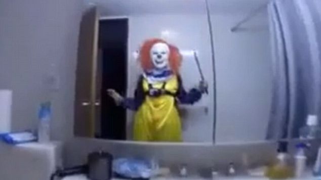 O tânără s-a îmbrăcat în clovn pentru a-și speria fratele. Ce a urmat e chiar înficoșător