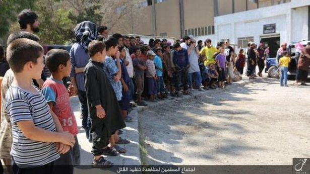 Imagini şocante. Copiii din Siria şi Irak, obligaţi să privească execuţiile Statului Islamic