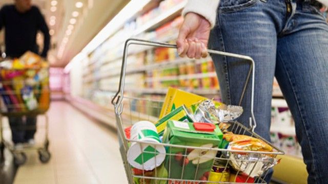 Rata inflației a scăzut, românii cu venituri reduse fac față tot mai greu. Ce produse de primă necesitate s-au scumpit - date INS