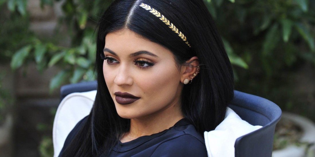 Moda care face furori. Cum arată şi cum se folosesc tatuajele pentru păr