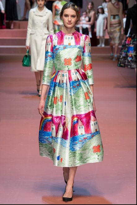 A vrut o rochie D&G, dar costa 3000 de euro. Apoi i-a dat o cariocă fiicei ei. Rochia este identică