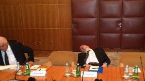 Băsescu, despre fotografia cu Dan Mihalache: Te gâdeşti că a făcut infarct, dormind, şi n-au zis