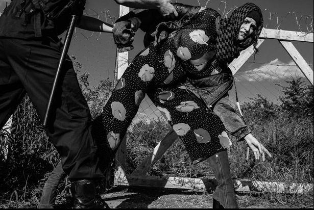 A realizat o ședință foto cu modele îmbrăcate în femei refugiate. Imaginile care au stârnit furia